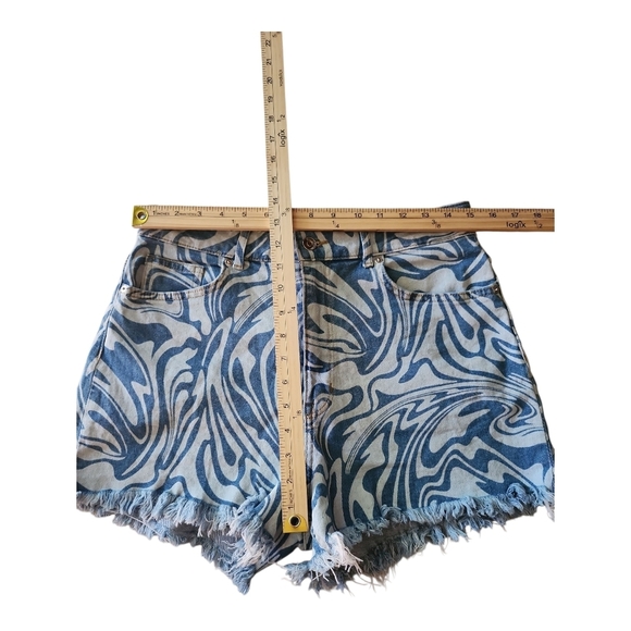 H&M Divided Blue Marble Print High Rise Denim Shorts | Size 10 - Picture 4 of 6